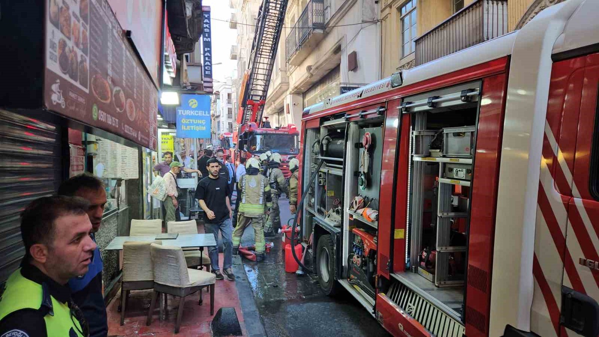 İstiklal Caddesi\'nde Restoran Yangını