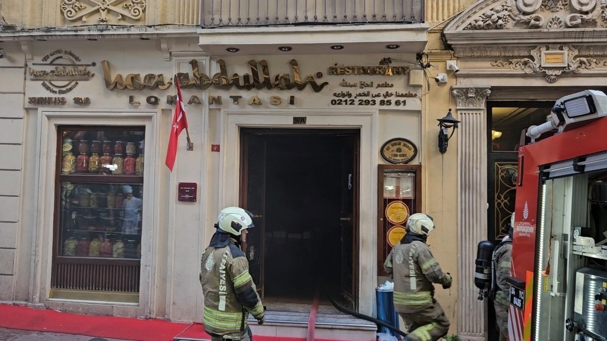 İstiklal Caddesi\'nde Restoran Yangını
