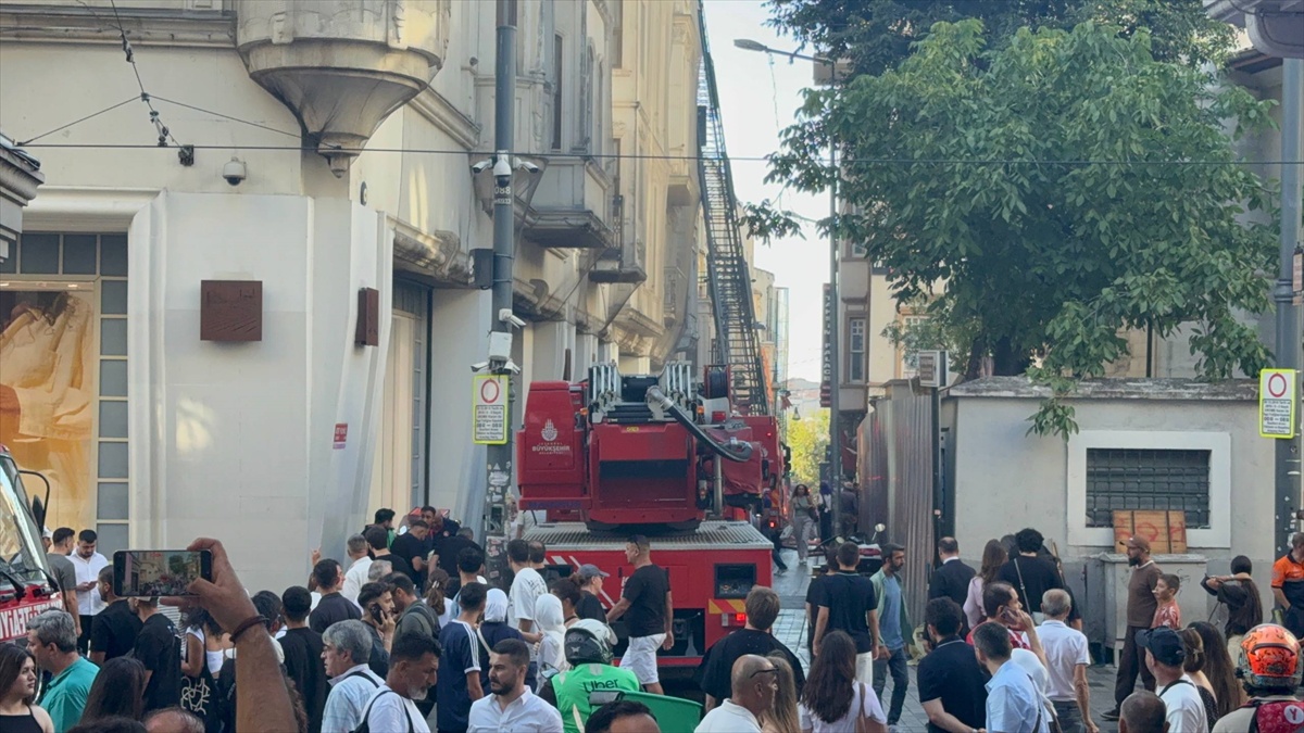 Beyoğlu\'nda Restoranda Yangın