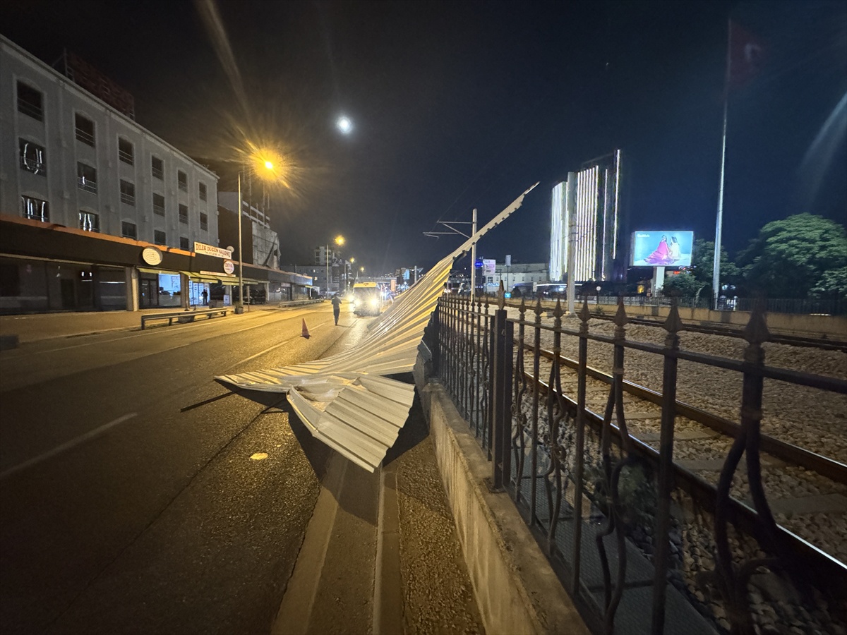 Bursa\'da Kuvvetli Rüzgar Çatıyı Uçurdu