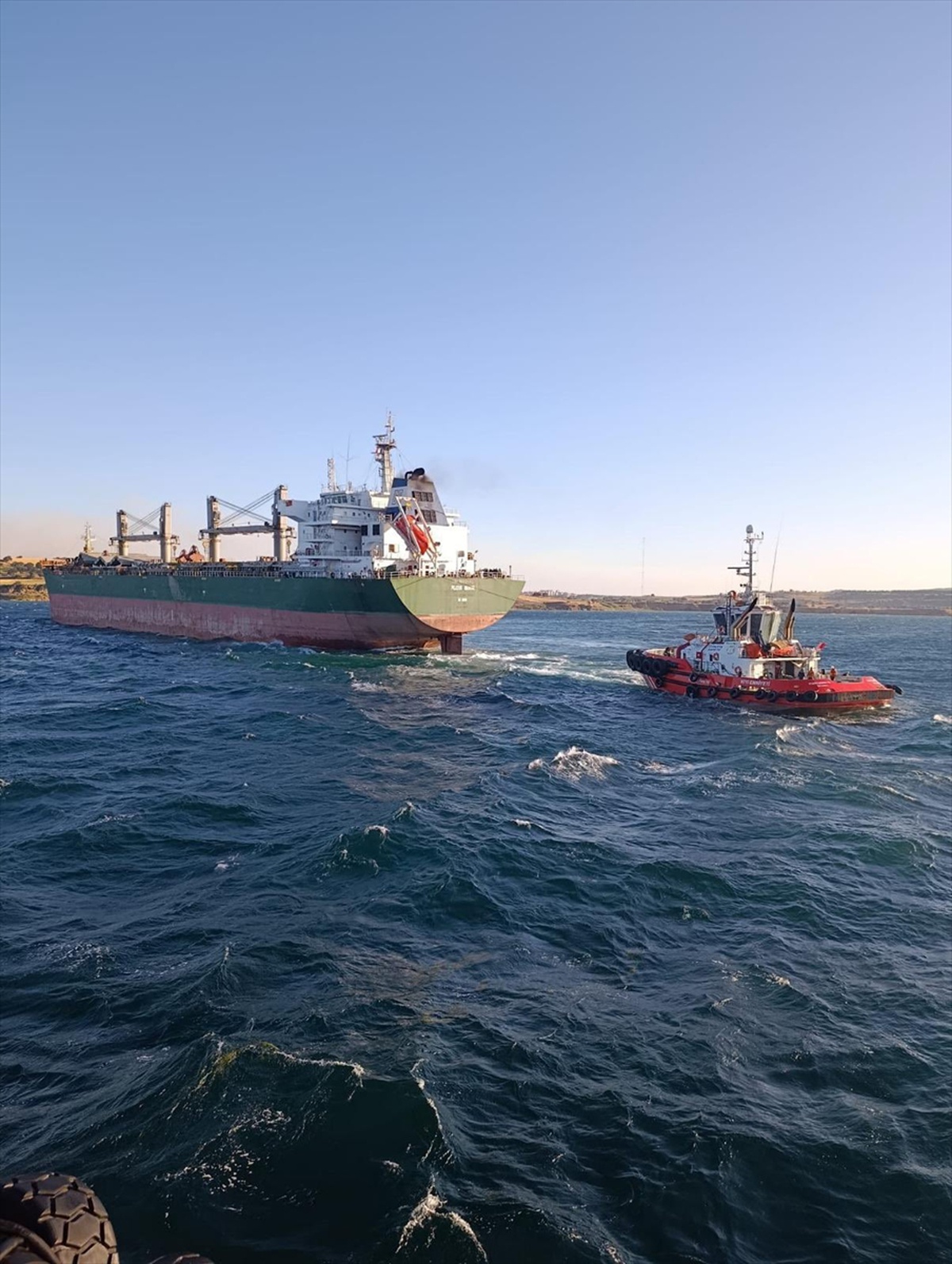 Çanakkale Boğazı\'nda dev gemi karaya oturdu, trafik çift yönlü durduruldu
