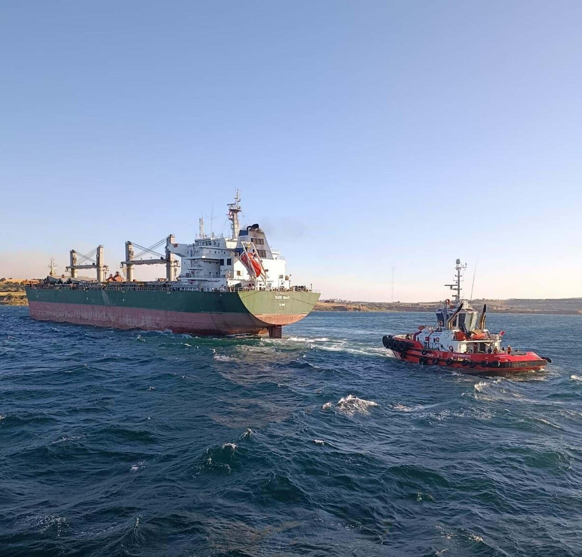 Çanakkale Boğazı\'nda Karaya Oturan Geminin Kurtarma Çalışmaları Başladı