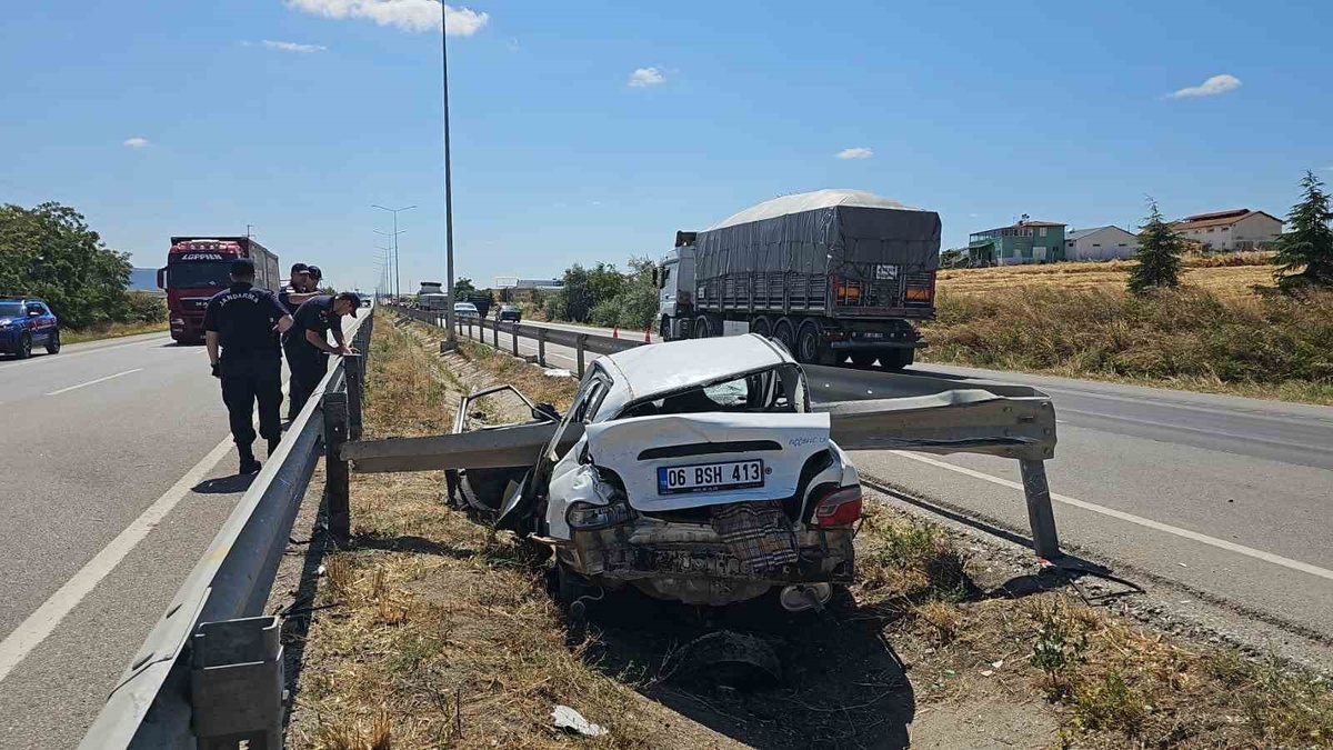 Çorum\'da Otomobil Tırla Çarpıştı