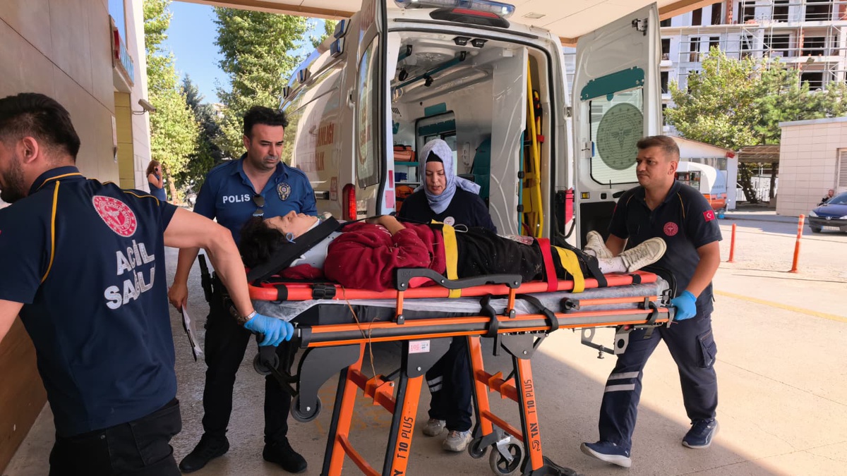 Motosiklet Dere Yatağına Uçtu, Sürücü Yaralandı