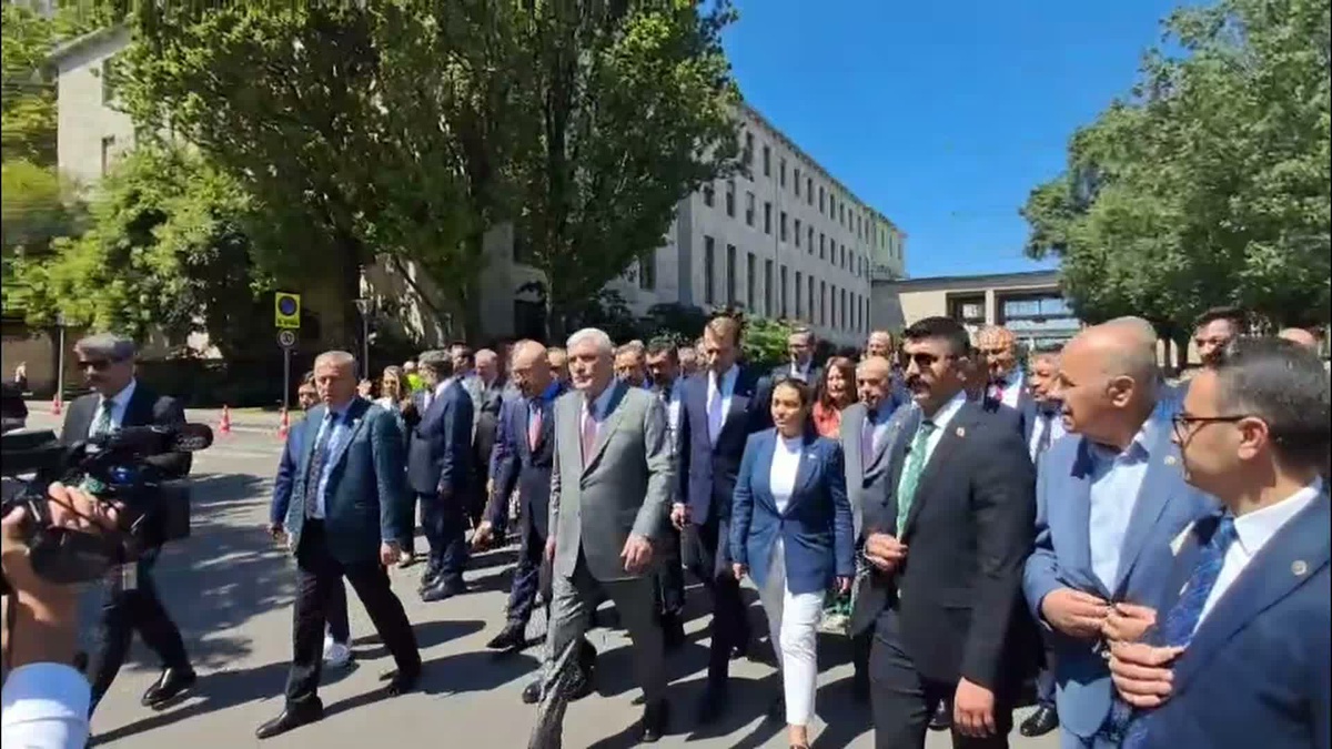 Dervişoğlu, şehit er yakınları ve gazilerin eylemine destek için TBMM\'den Güvenpark\'a yürüdü