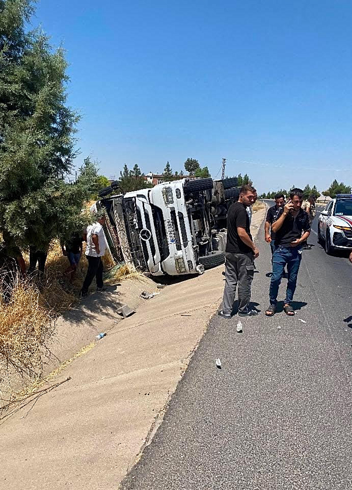 Diyarbakır\'da Tır Devrildi: 1 Yaralı