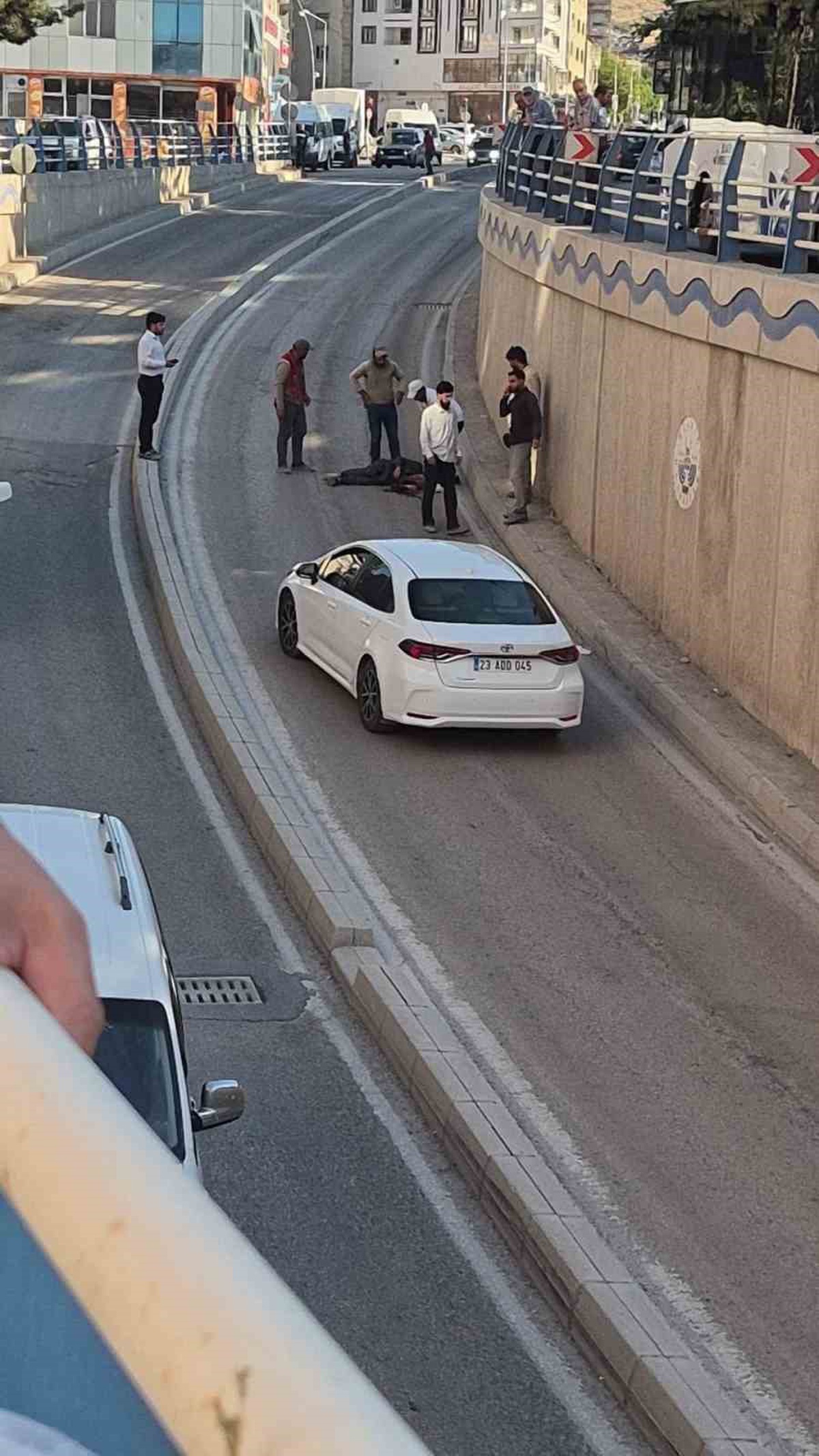 Elazığ\'da Kavşaktan Düşen Adam Yaralandı