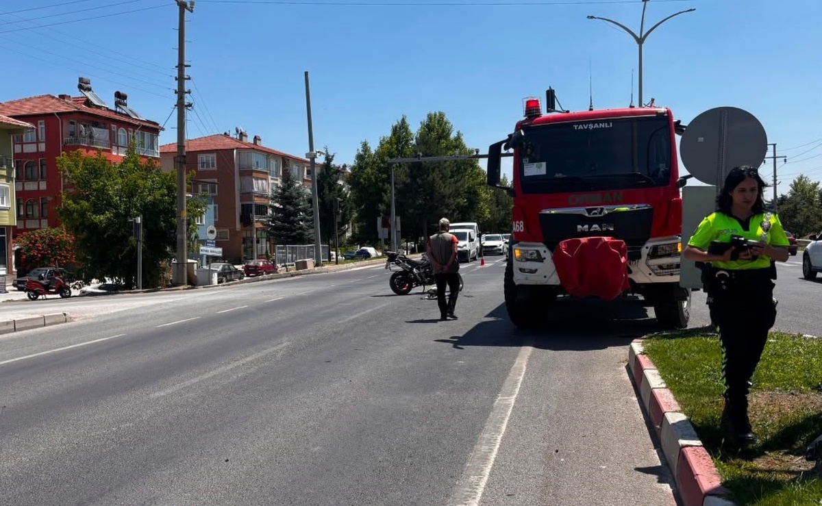 Tavşanlı\'da Orman Yangınına Müdahale Eden Arazöz Motosikletle Çarpıştı