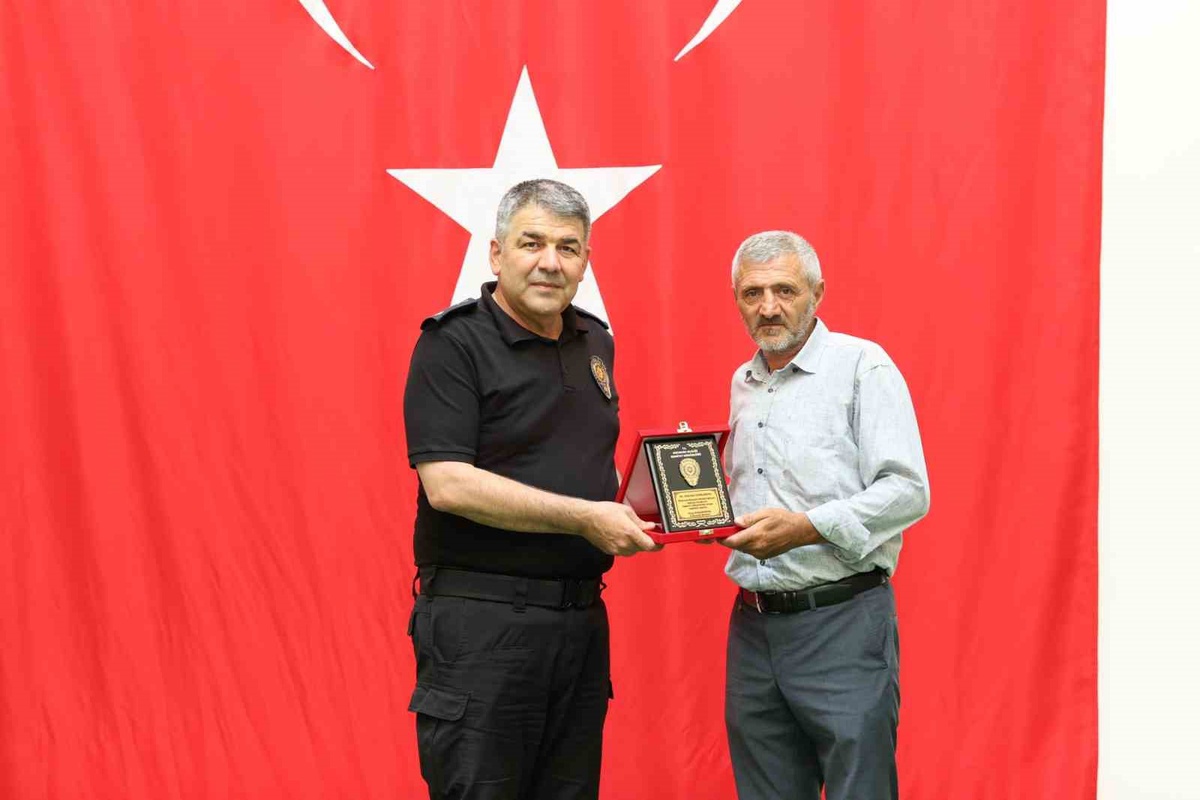 Emniyet Müdürü\'nden Veda Plaketi