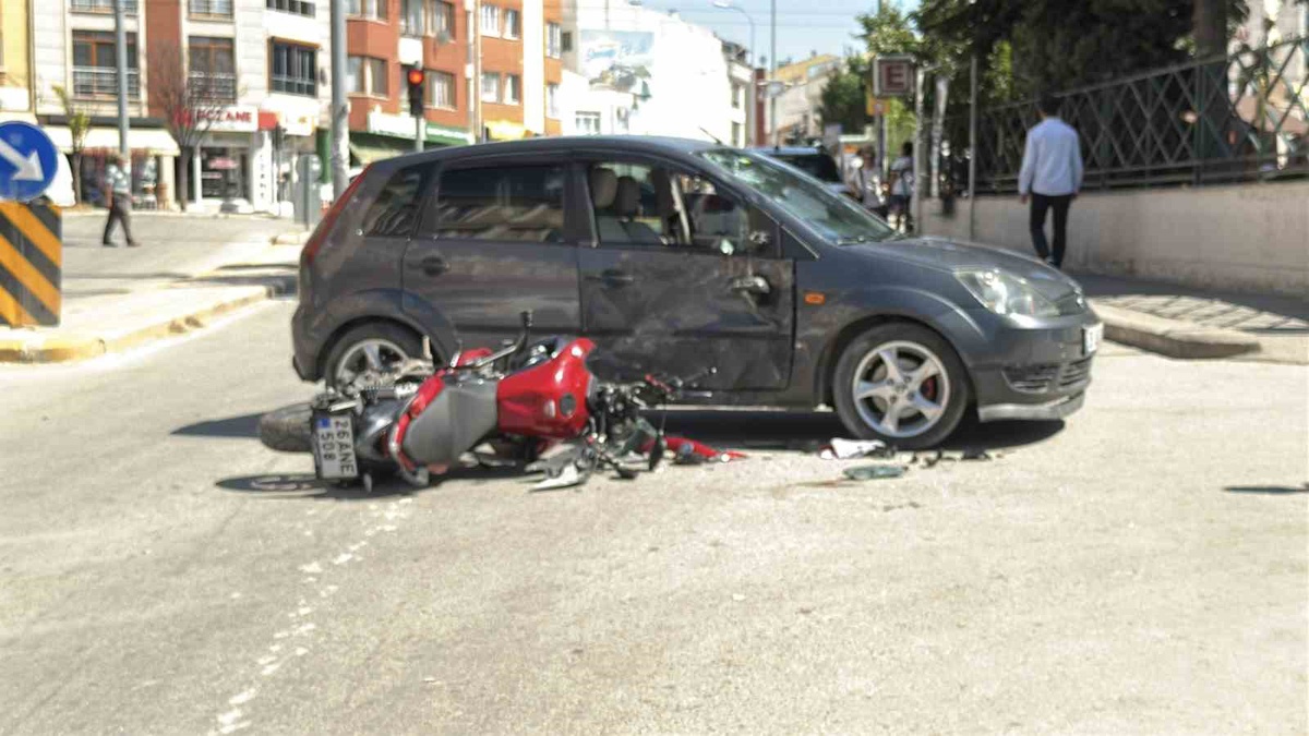 Eskişehir\'de Motosiklet Kazası: Sürücü Yaralandı