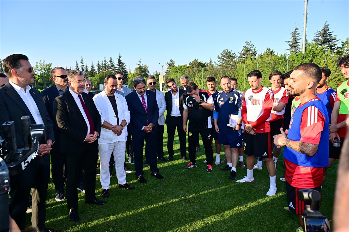 Vali Yılmaz ve Hatipoğlu Eskişehirspor\'u Ziyaret Etti