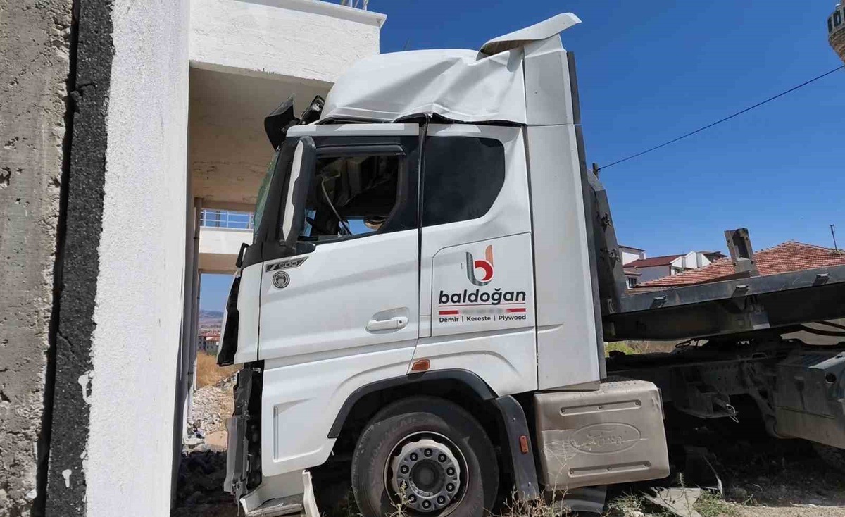 Freni Boşalan Tır, Bahçe Duvarını Yıktı