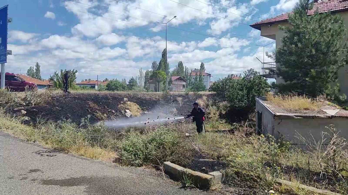 Fırtına yangına neden oldu, alevler evlere sıçramadan söndürüldü