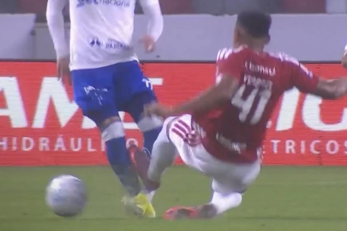 Futbolda bir ilk: Sakatladığı rakibi iyileşene kadar sahaya çıkamayacak