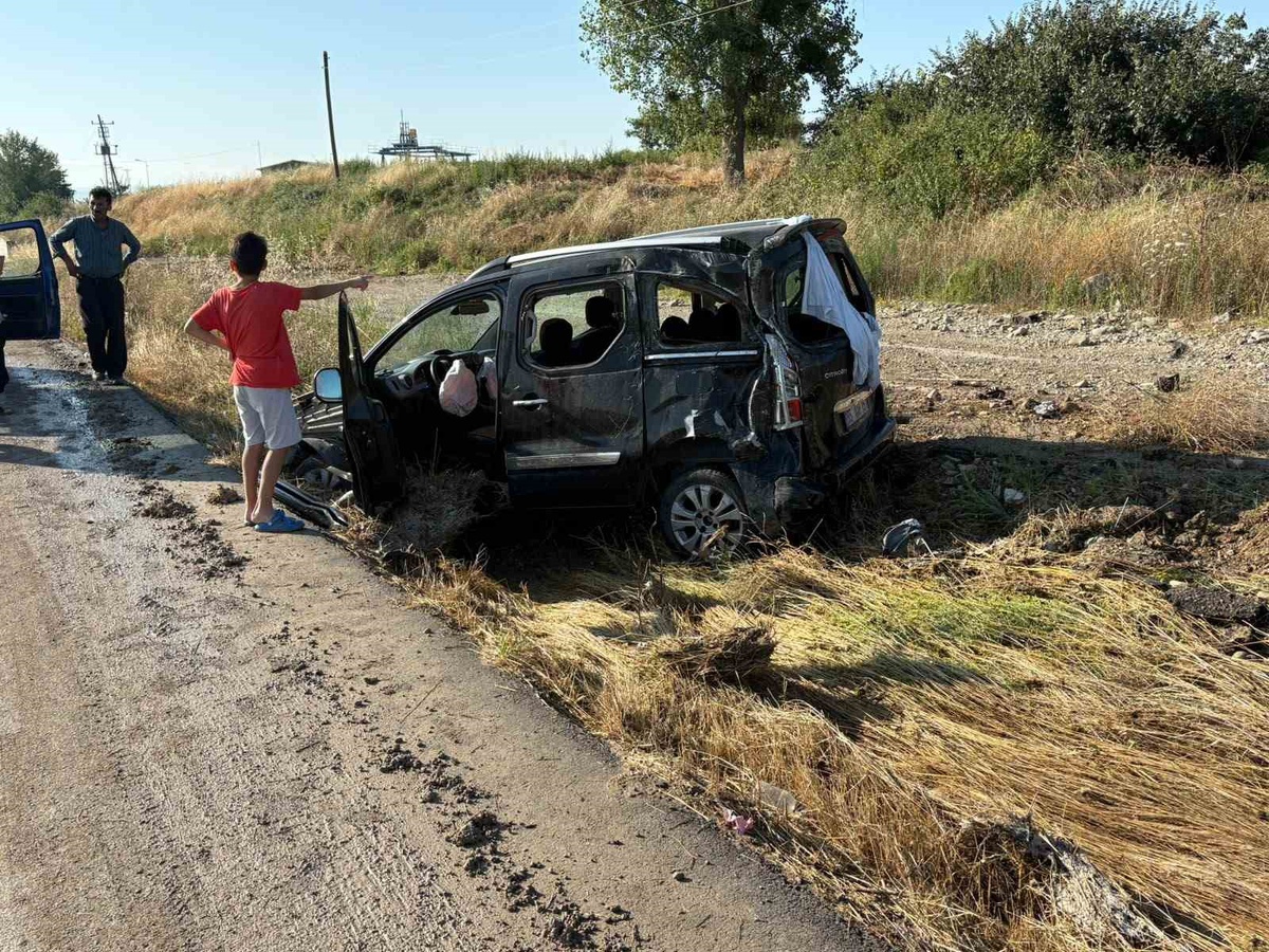Vezirköprü\'de Trafik Kazası: 5 Yaralı