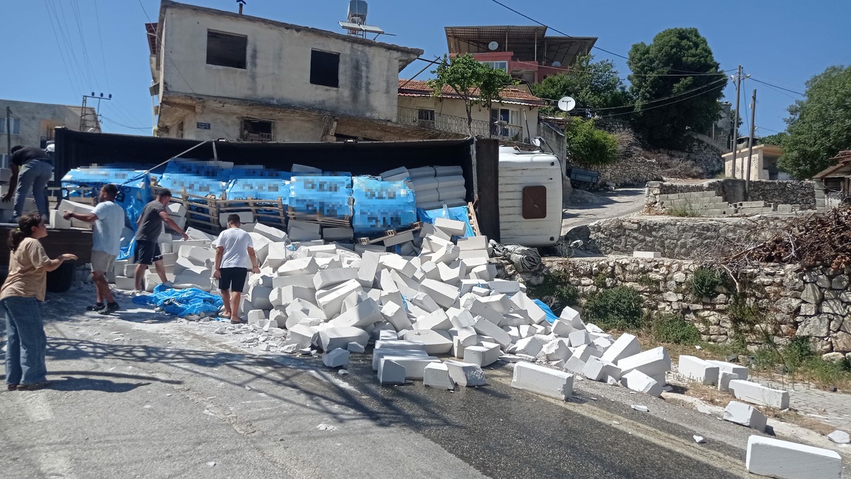 Kamyon Devrildi, Şoför Kurtuldu