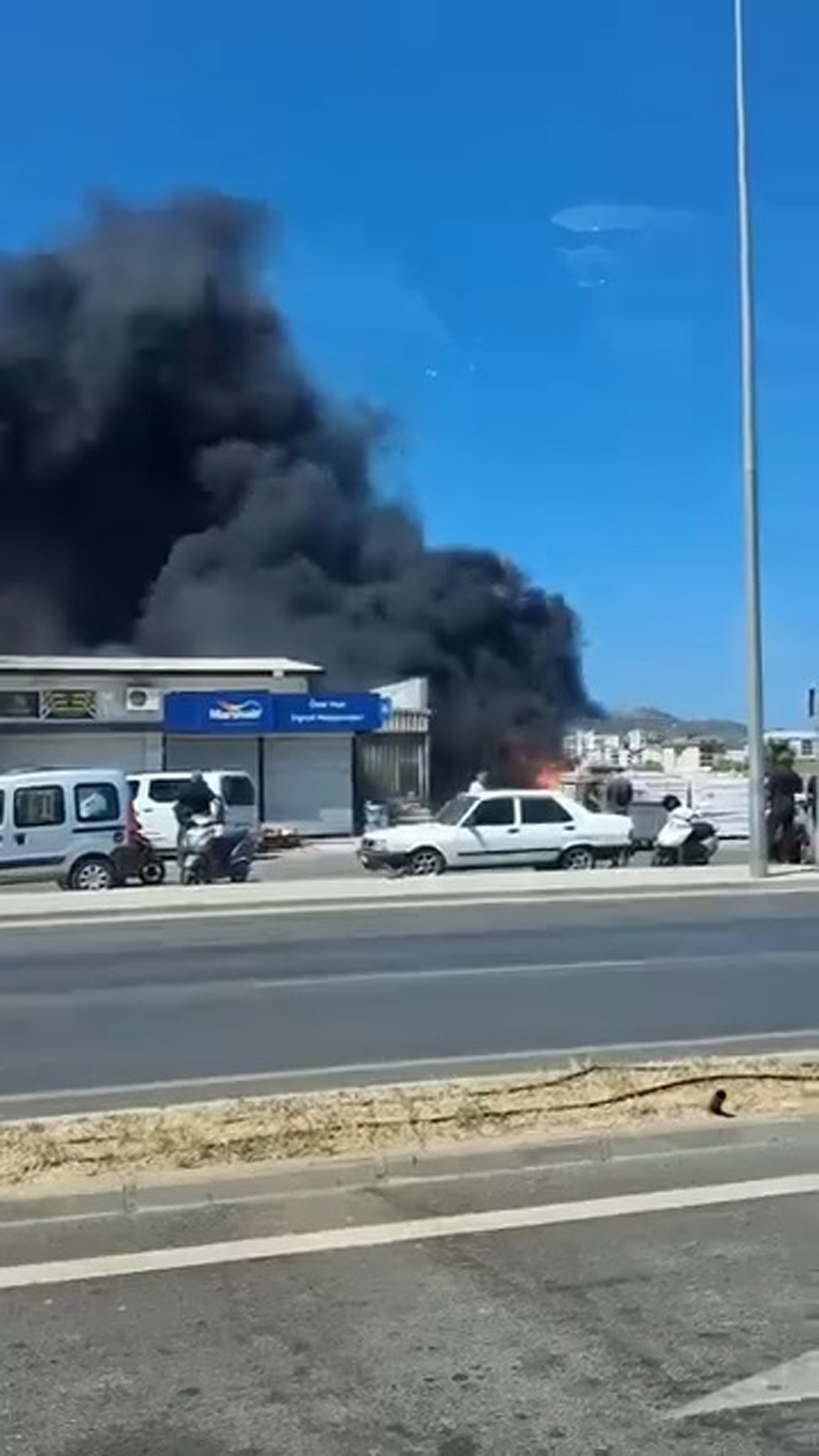 Gazipaşa\'da Yangın, 3 Kişi Hastaneye Kaldırıldı