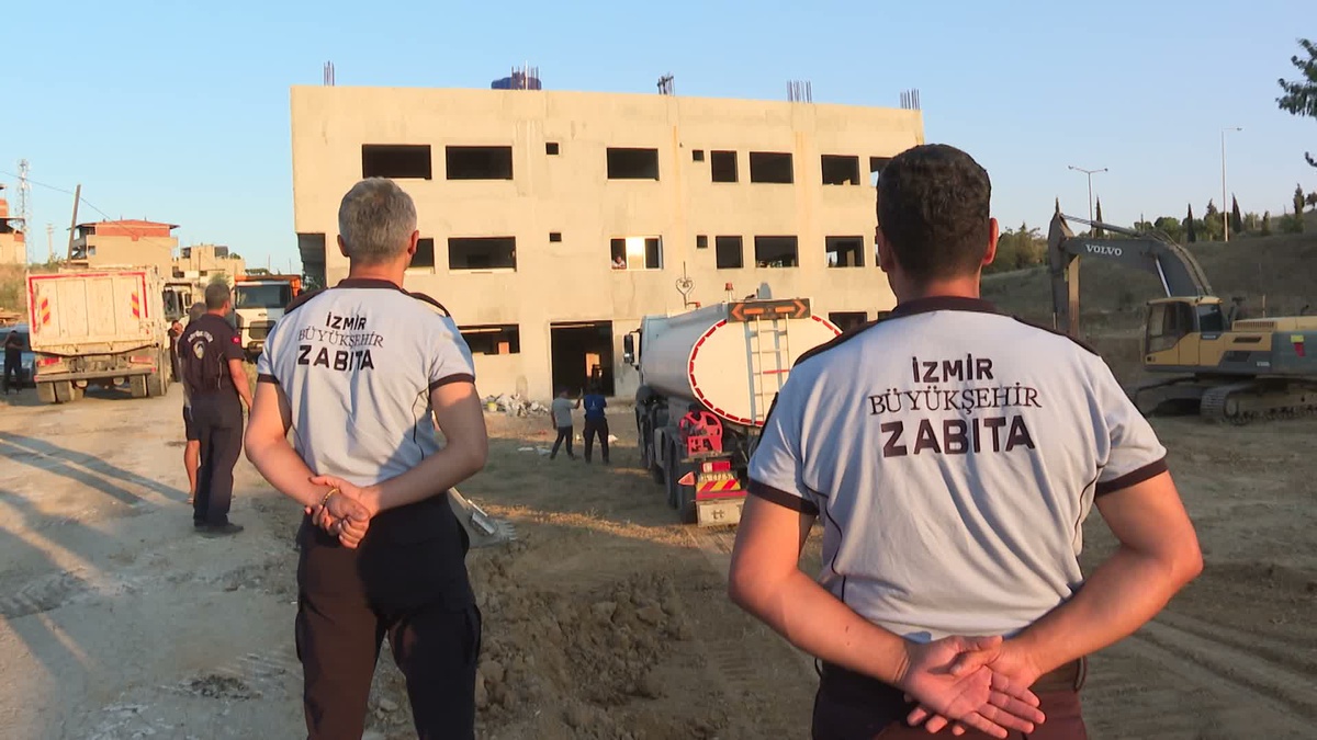 İzmir’de Büyükşehir ekipleri imar mevzuatına aykırı kaçak yapıyı yıktı