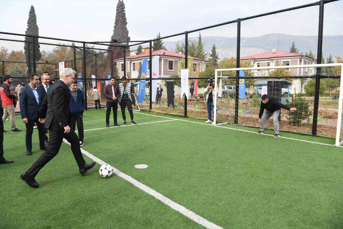 Kahramanmaraş’ın dört bir yanı spor alanlarıyla donatıldı: 31 yeni halı saha hizmete girdi