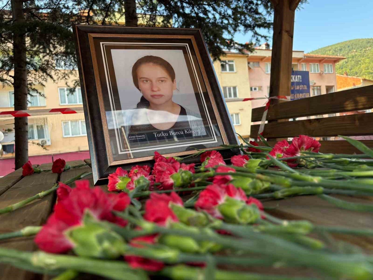 Karanfillerle anıldı: Tutku Burcu Köseoğlu için Kur’an-ı Kerim ve dua programı düzenlendi