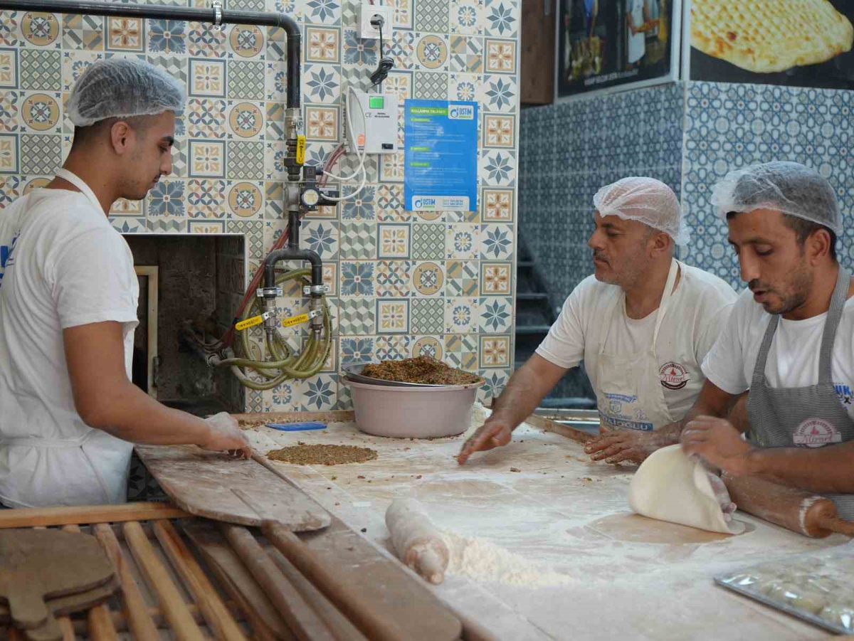 Gaziantep\'te Sıcaklara Rağmen Lahmacun Ustaları Çalışıyor