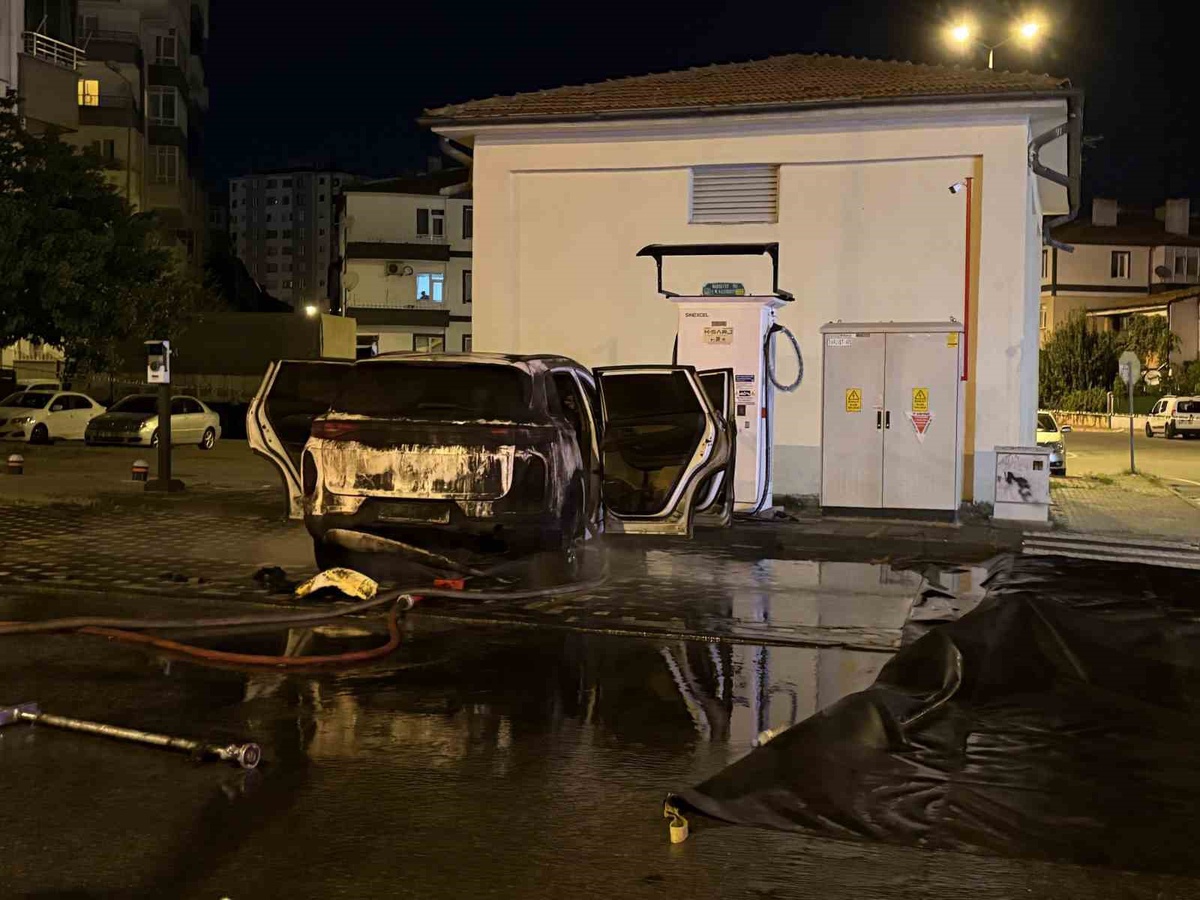 Kayseri’de alev alan elektrikli araç bomba gibi patladı... O anlar kamerada