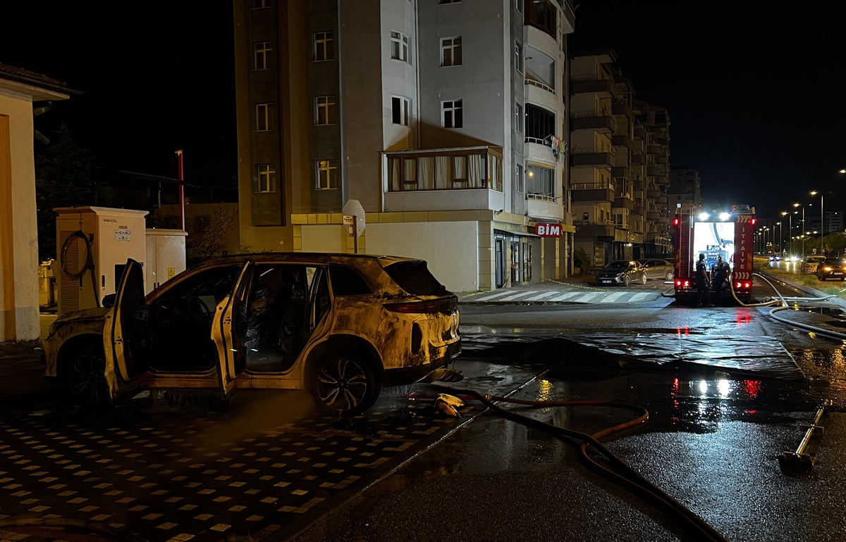 Kayseri’de şarj istasyonunda elektrikli otomobil alev aldı; o anlar kamerada