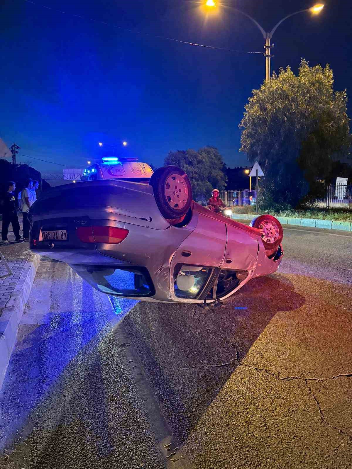 Kontrolden çıkan otomobil ters döndü