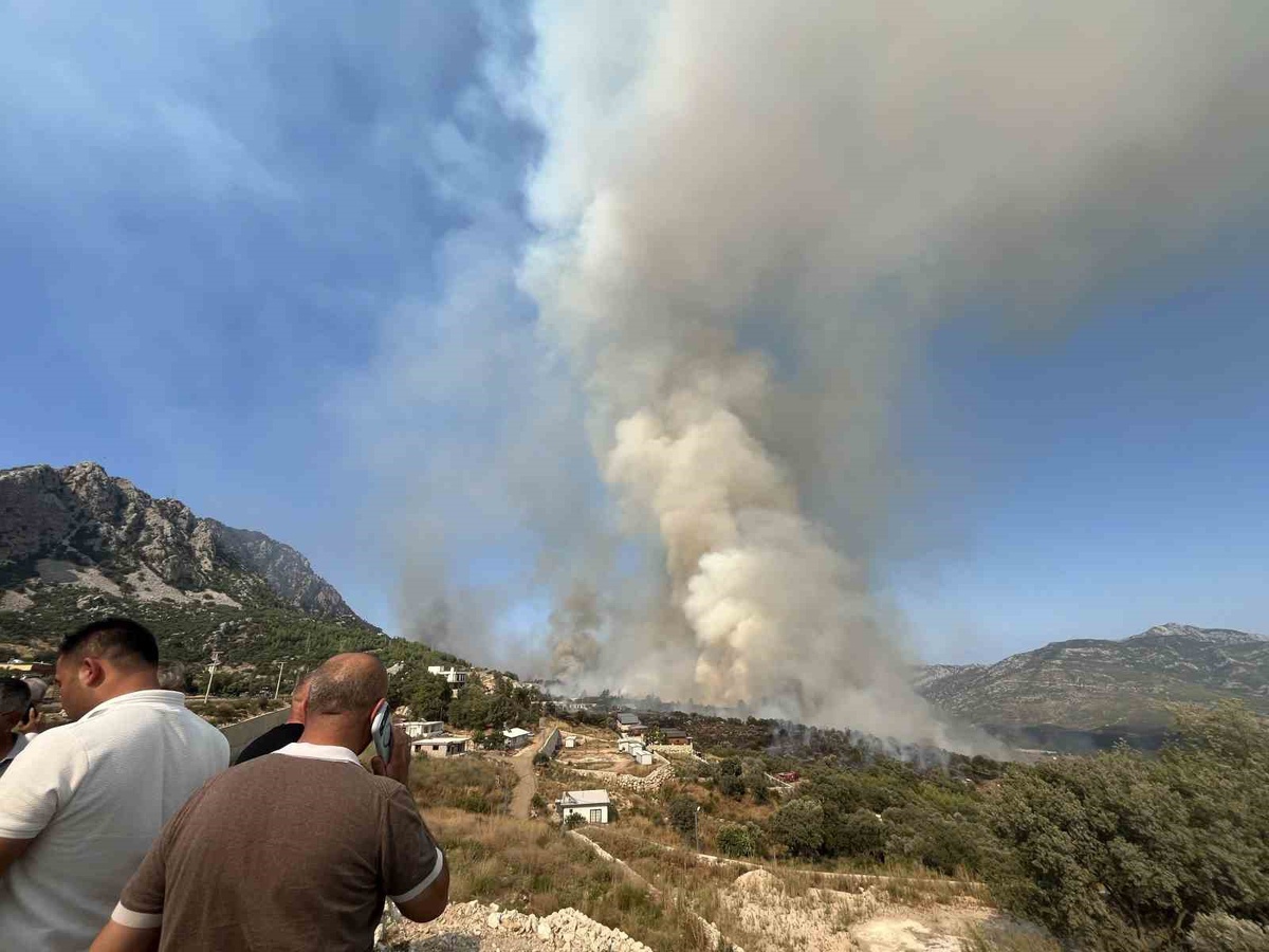Kumluca’daki orman yangınına ekiplerin müdahalesi devam ediyor