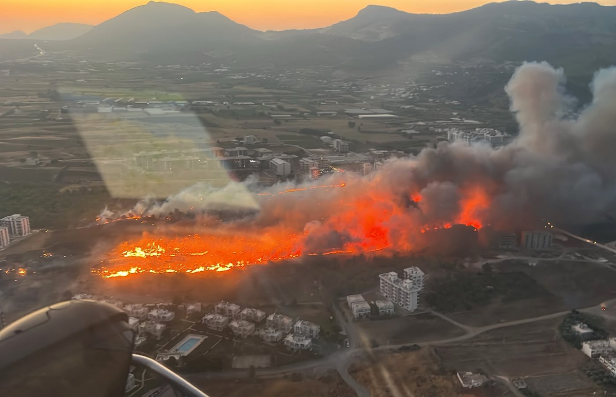 Mersin’de yangın, ekiplerin havadan ve karadan müdahalesiyle söndürüldü