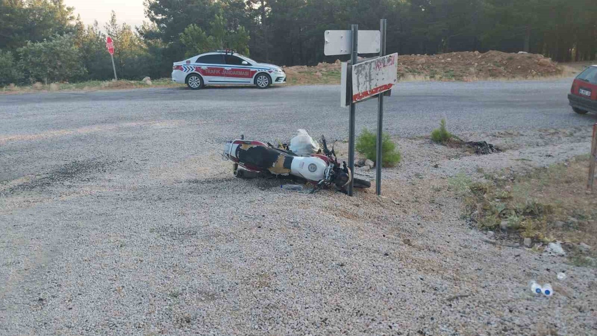 Mersin\'de Motosiklet Otomobile Çarptı: 2 Yaralı