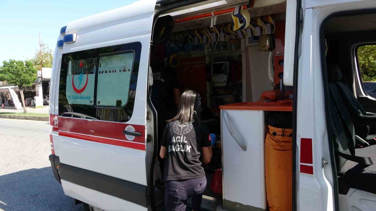 Manavgat\'ta Motosiklet OTOMOBİLE ÇARPTI