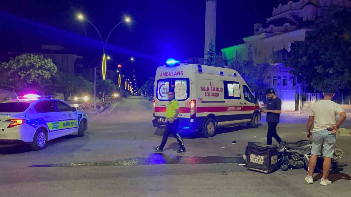 Otomobille motosiklet çarpıştı: 1 ağır yaralı