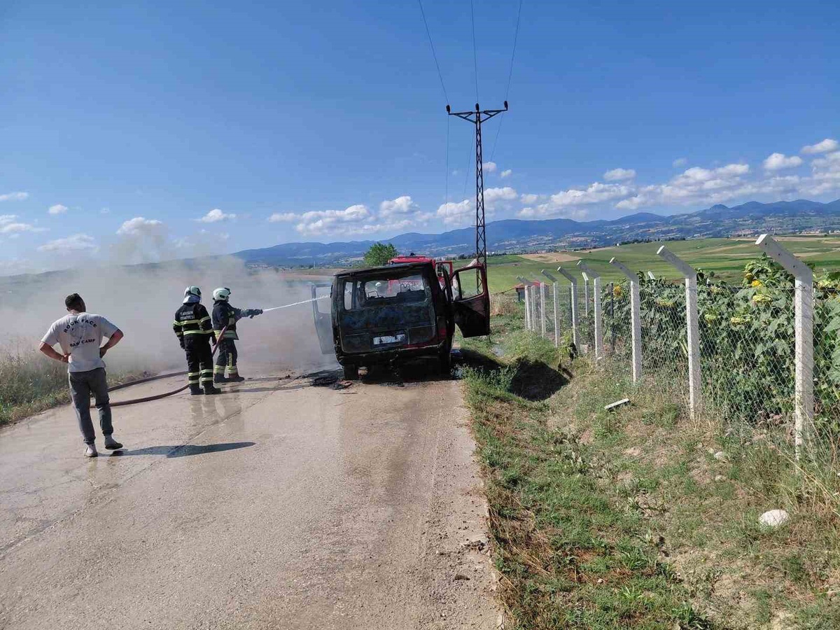 Samsun’da servis aracı yandı, geriye demir yığını kaldı