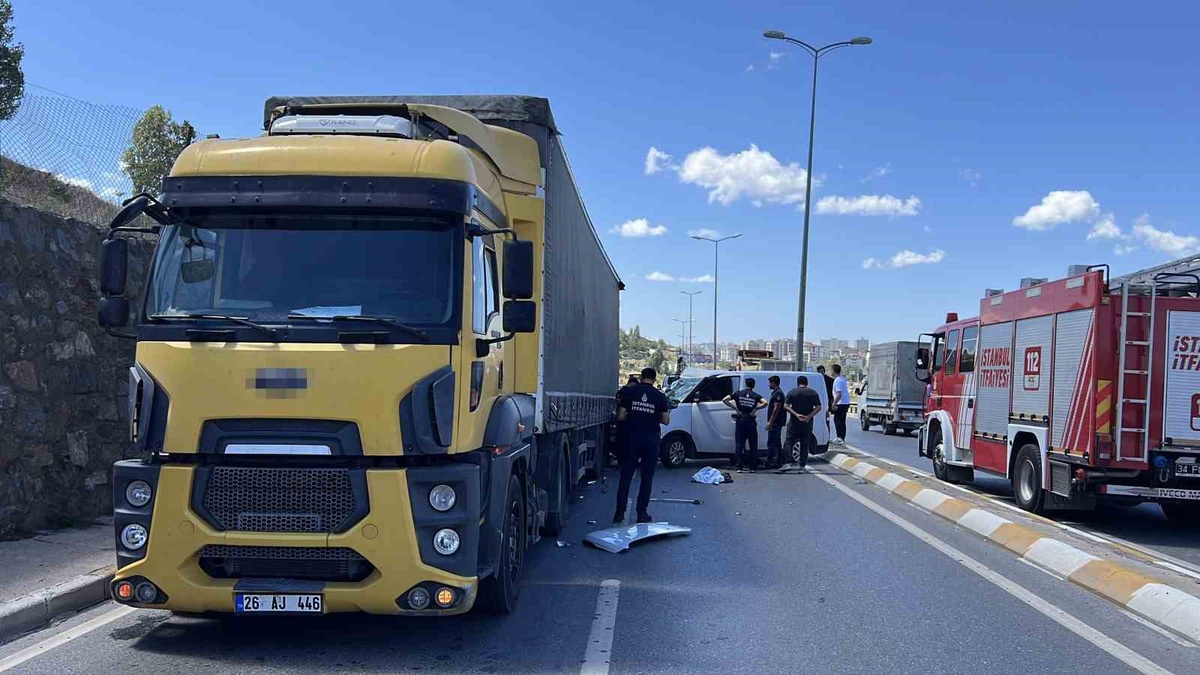 Tır Dorsasına Çarpan Ticari Araç Hurdaya Döndü