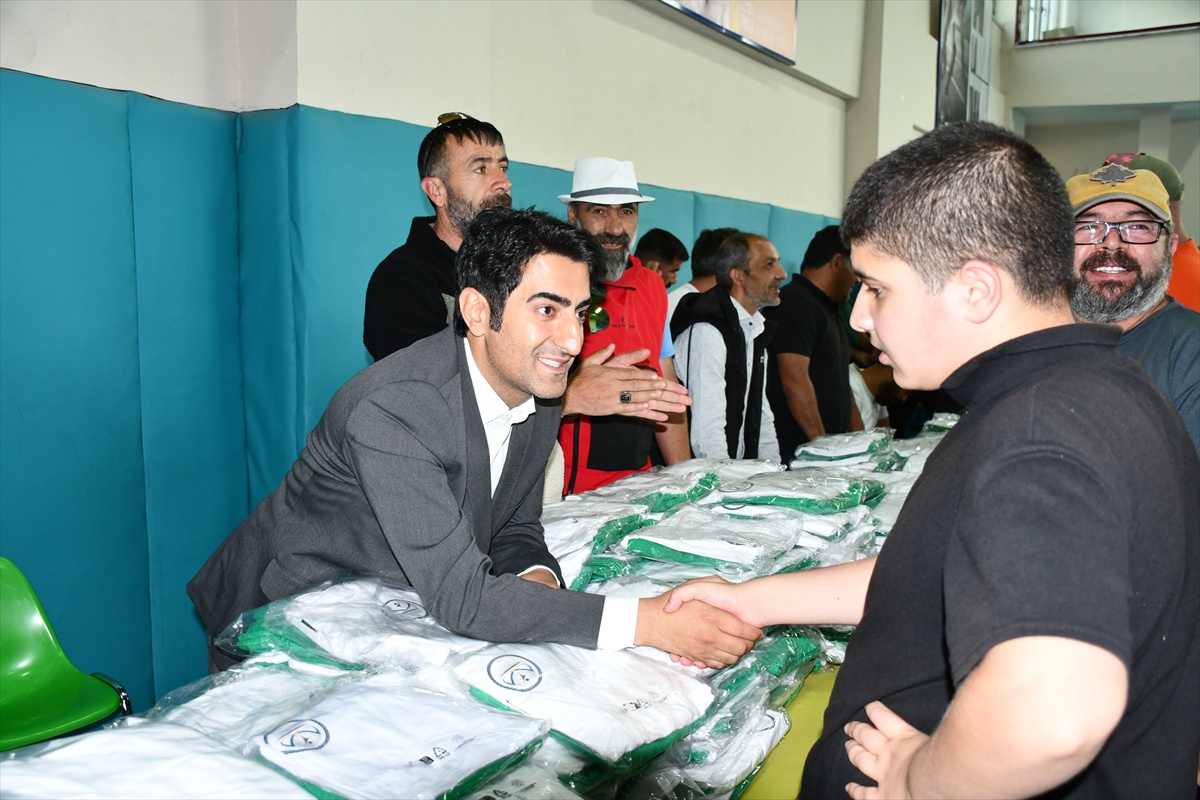 Sarıkamış\'ta Bin Çocuğa Spor Forması Dağıtıldı