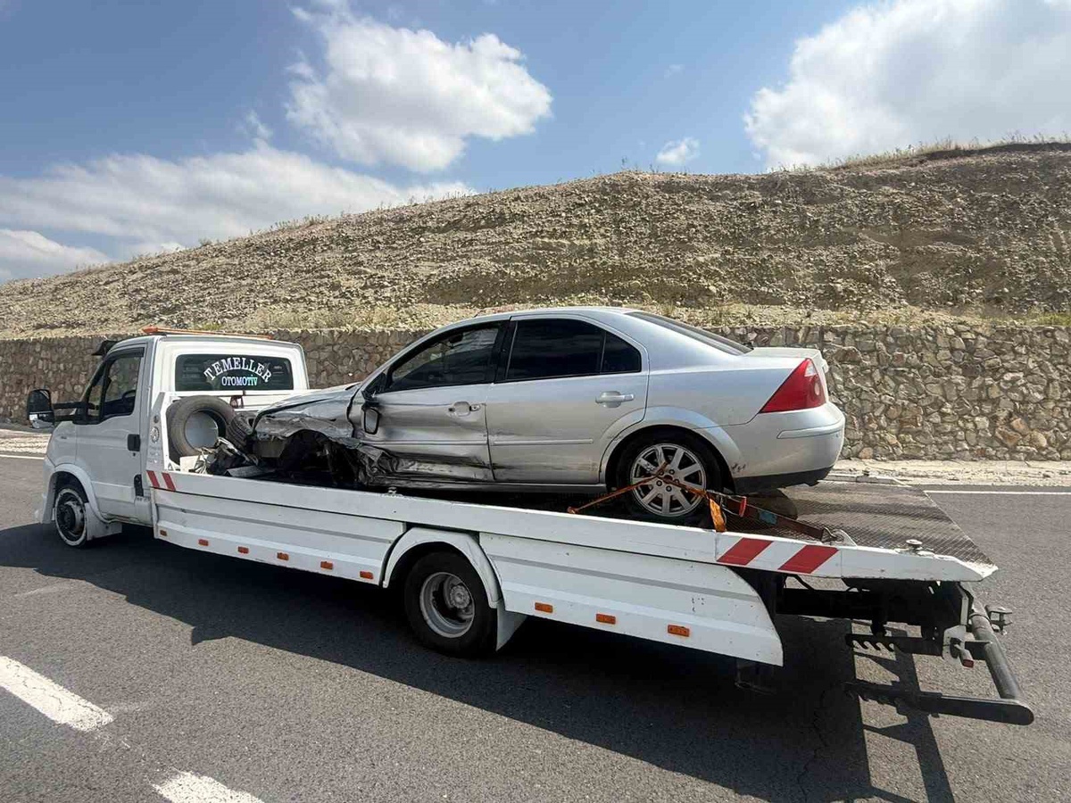 Sarıkamış\'ta Trafik Kazası: Sürücü Yaralandı