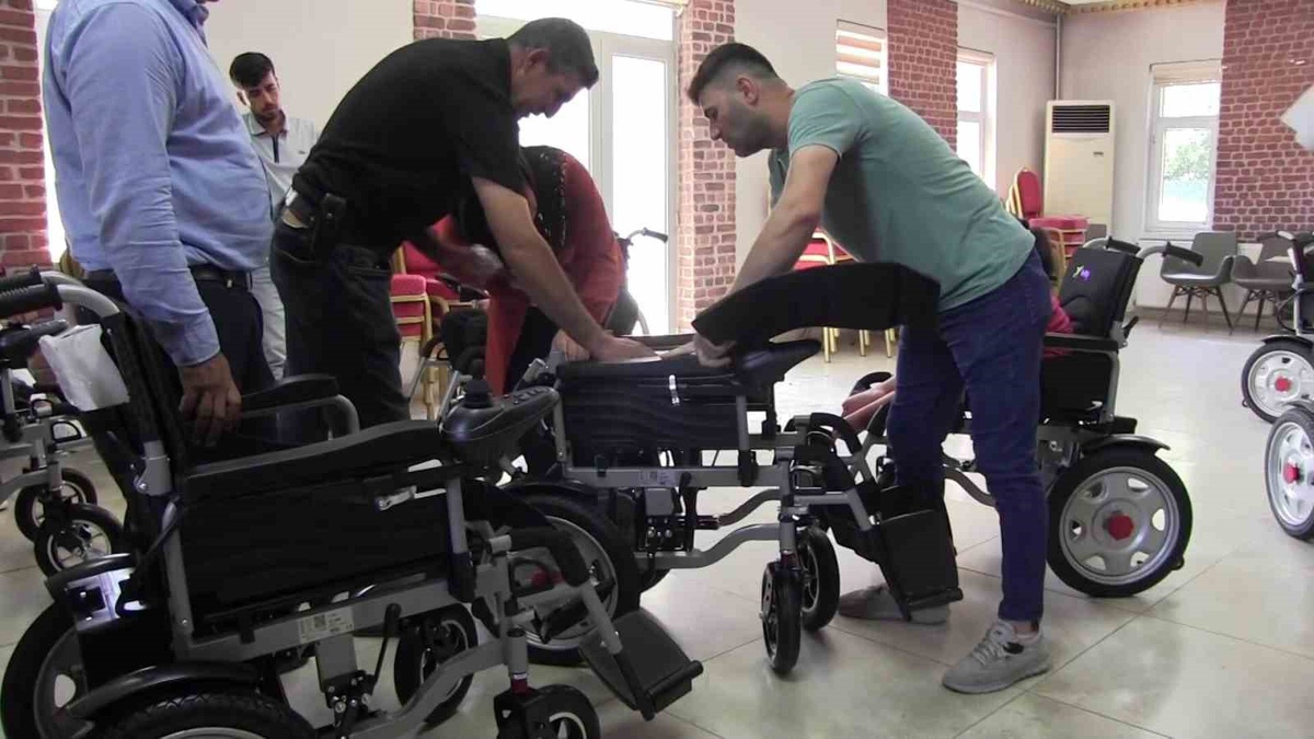 Siirt\'te Engellilere Akülü Araç Desteği