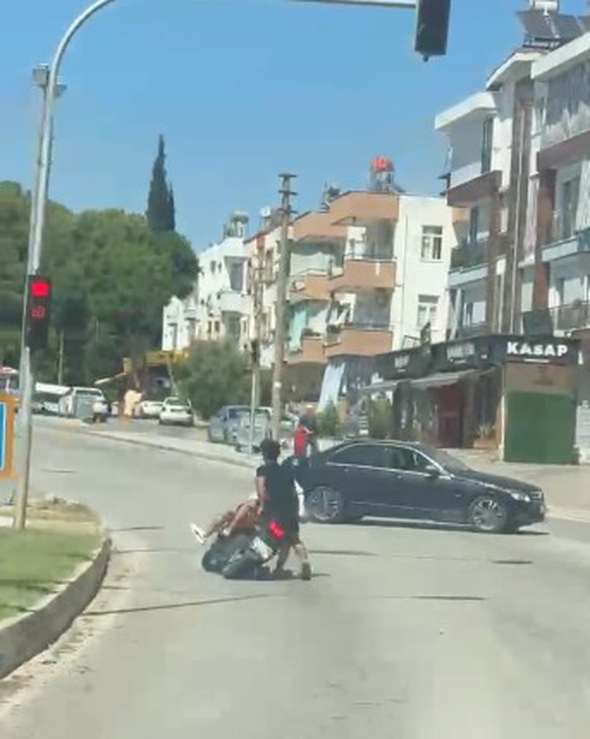 Motosiklet Trafik Işığında Devrildi