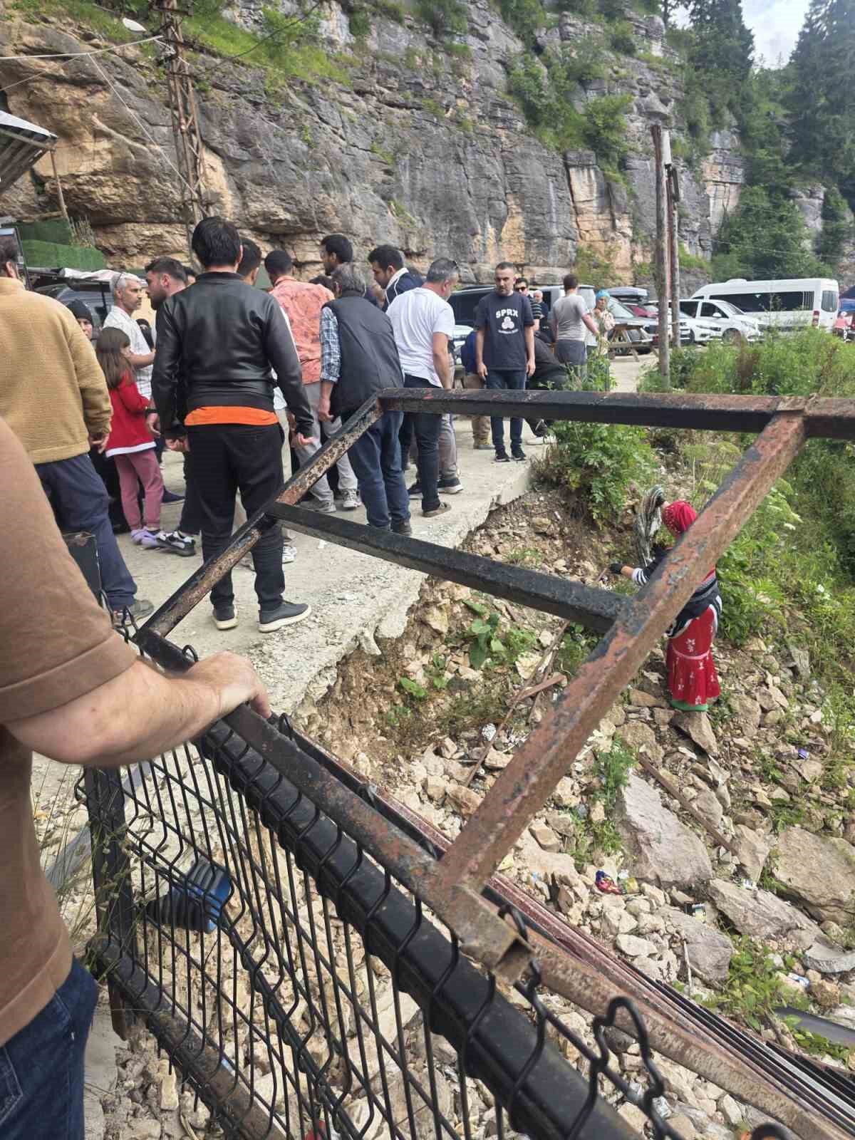 Çal Mağarası\'nda Korkuluk Kazası: 2 Turist Yaralandı