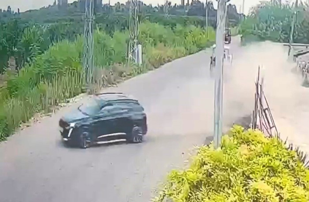 Kozan\'da Trafik Kazası: Cip Şarampole Yuvarlandı