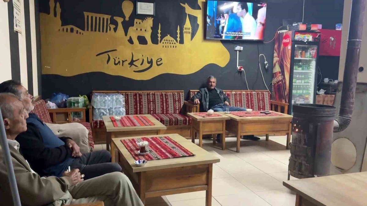 Sıcak Havaya Rağmen Sivas\'ta Sobaya Sarıldılar