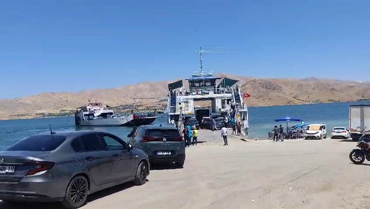 Yakıtı biten feribot çalışmalar sonucu iskeleye yanaştırıldı: Araçlar ve vatandaşlar tahliye edildi
