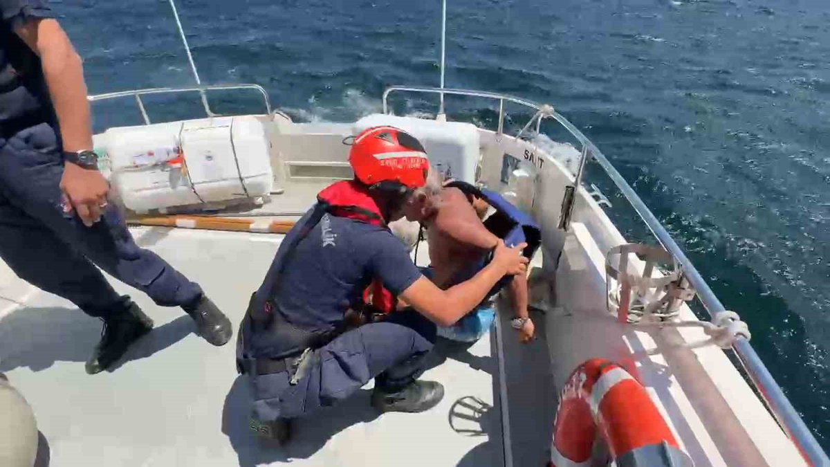 Yalova\'da Yelkenli Tekne Alabora Oldu
