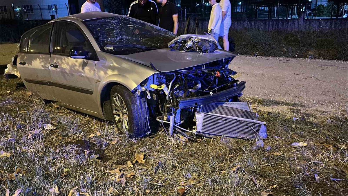 Kontrolden Çıkan Araç Ağaçla Çarpıp İkiye Bölündü