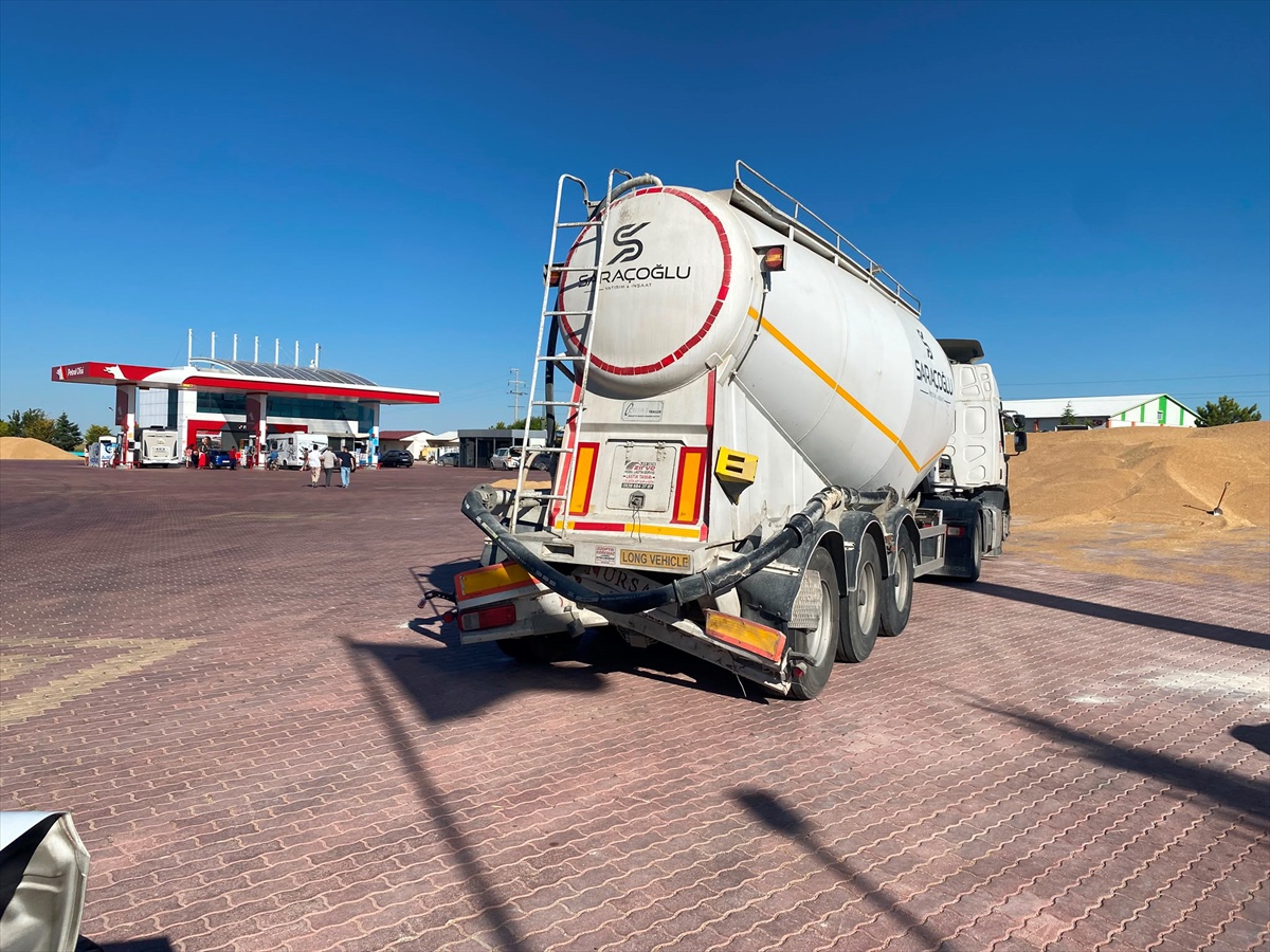 Aksaray\'da Otomobil Tankere Çarptı: 5 Yaralı