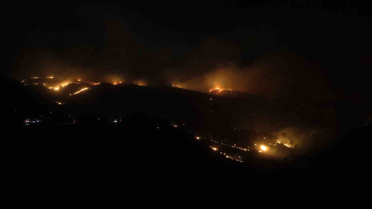 Alanya’daki orman yangınına gece saatlerinde müdahale sürüyor
