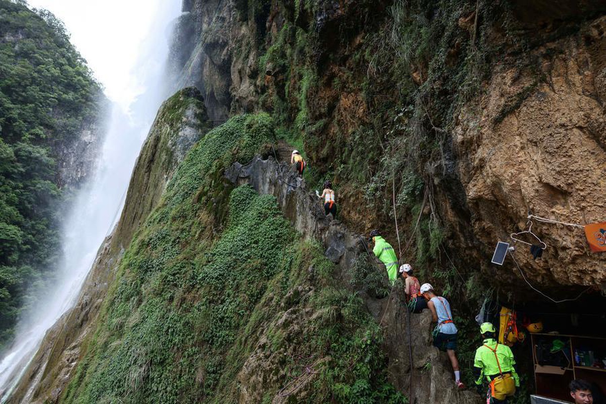 Huangping\'de Şelale İnişi Etkinliği
