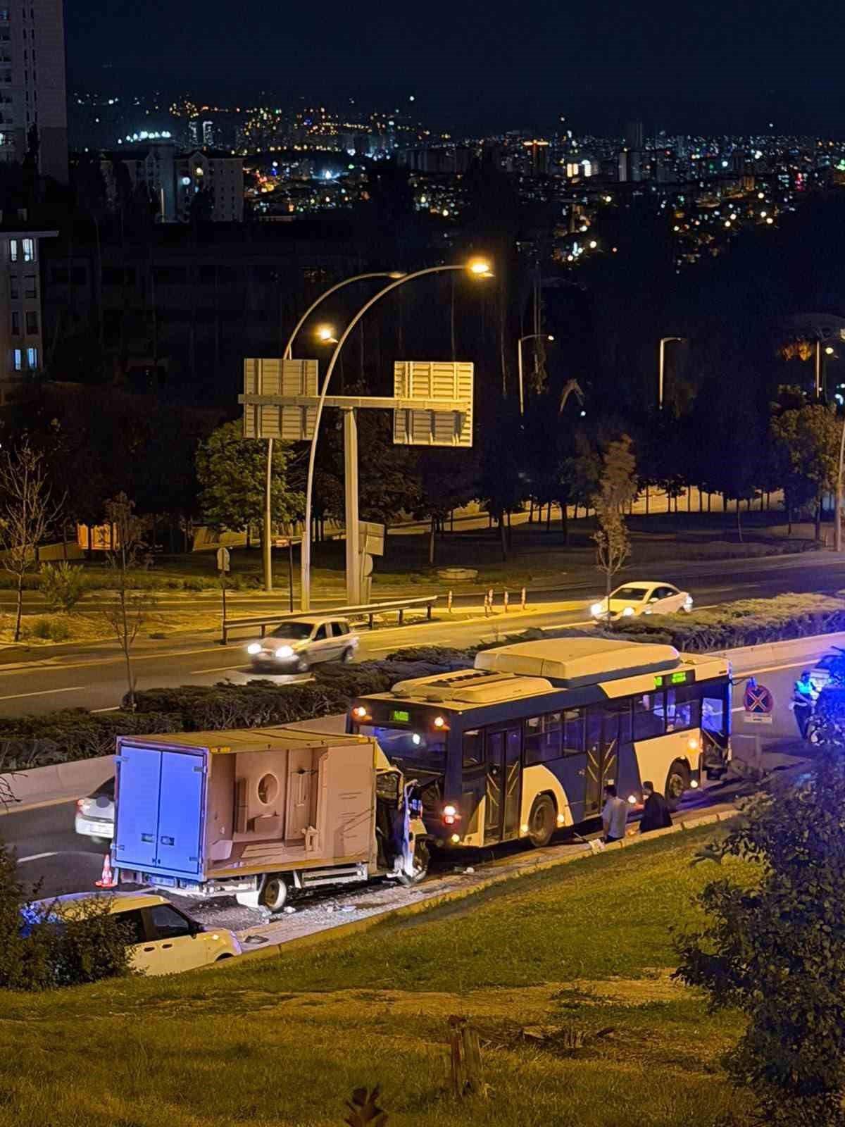 Keçiören\'de Kamyonet EGO Otobüsüne Çarptı