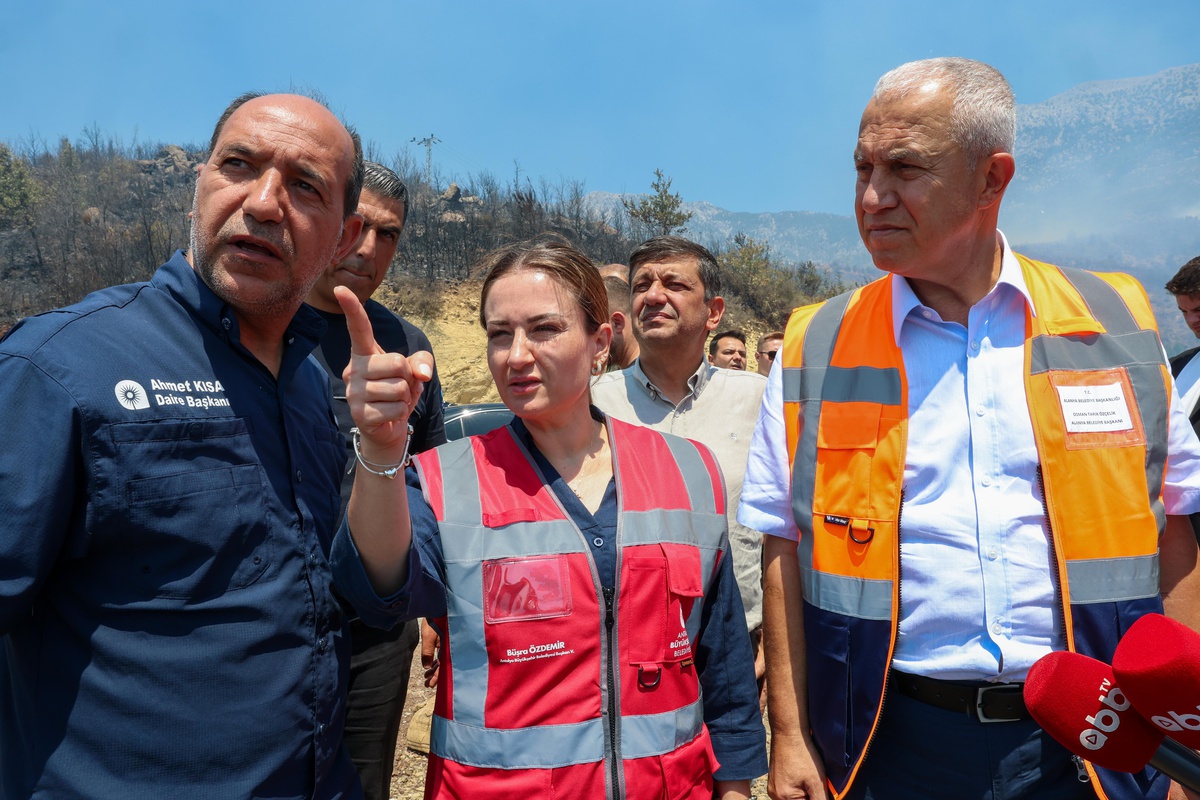 Antalya Büyükşehir Belediyesi Başkan Vekili Özdemir, Alanya\'da: "Meteorolojik risk sürüyor, yangınla mücadelemiz devam ediyor"